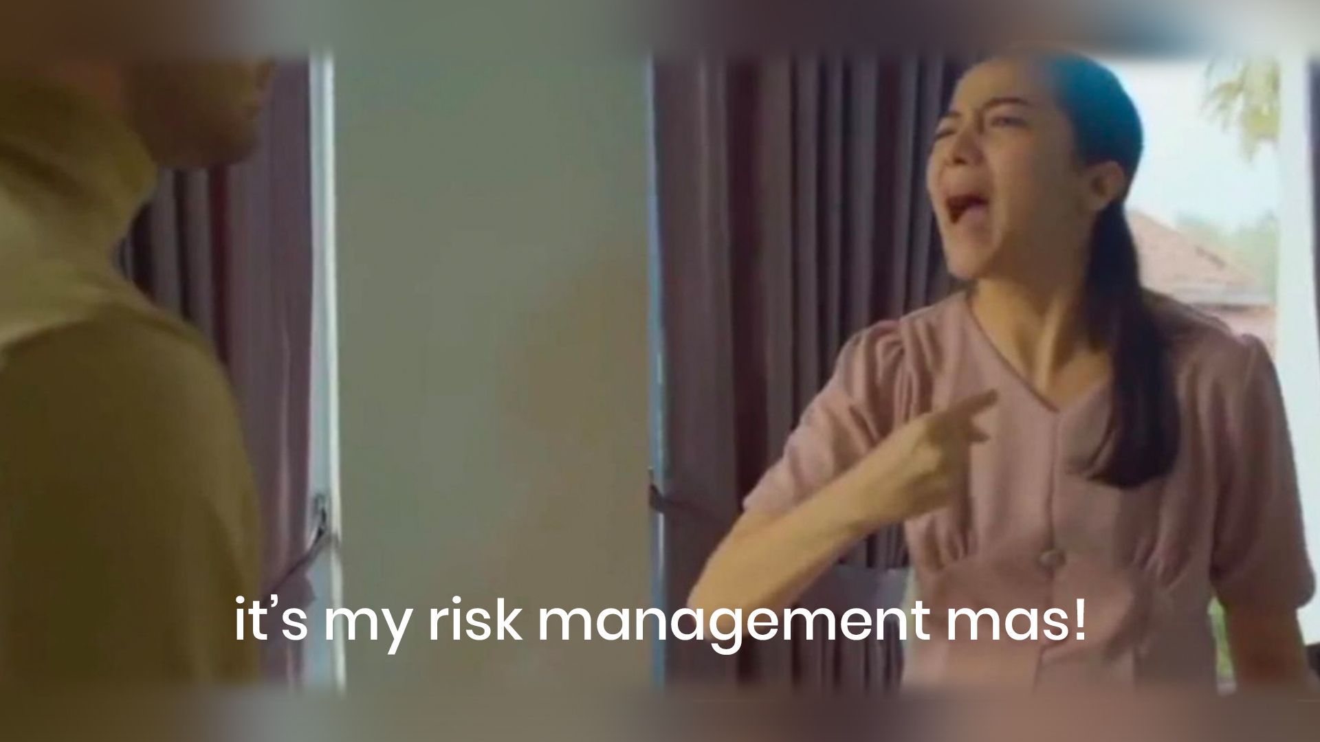 Adegan Kinan memarahi Mas Aris dalam series Layangan Putus.